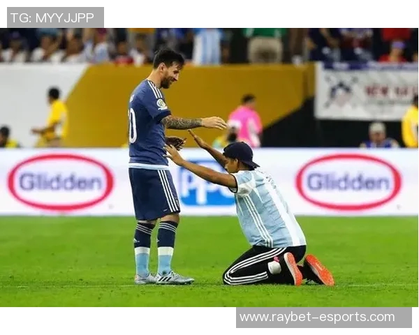 世界足球巨星穿中国品牌足球鞋引领全球潮流的新趋势 世界足球巨星穿中国品牌足球鞋引领全球潮流的新趋势