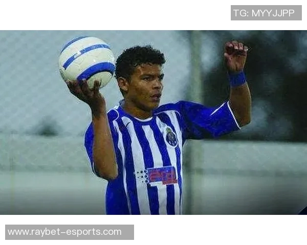 灰头发足球球星的独特魅力与运动生涯探秘 灰头发足球球星的独特魅力与运动生涯探秘