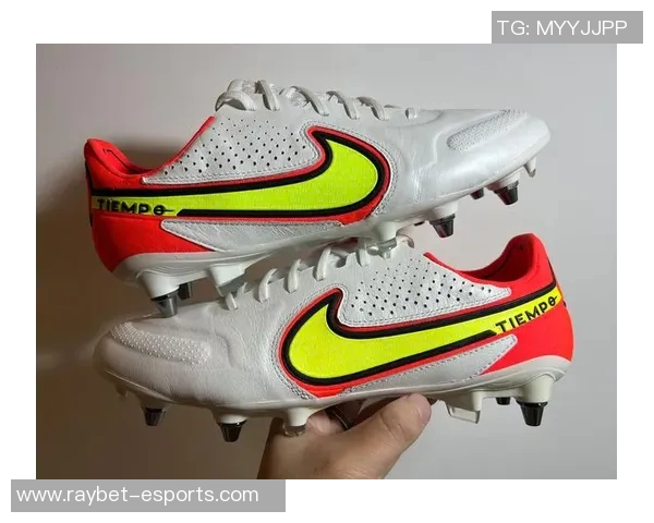 球星经典回归老款足球鞋重现场,重温传奇球场时光 球星经典回归老款足球鞋重现场,重温传奇球场时光